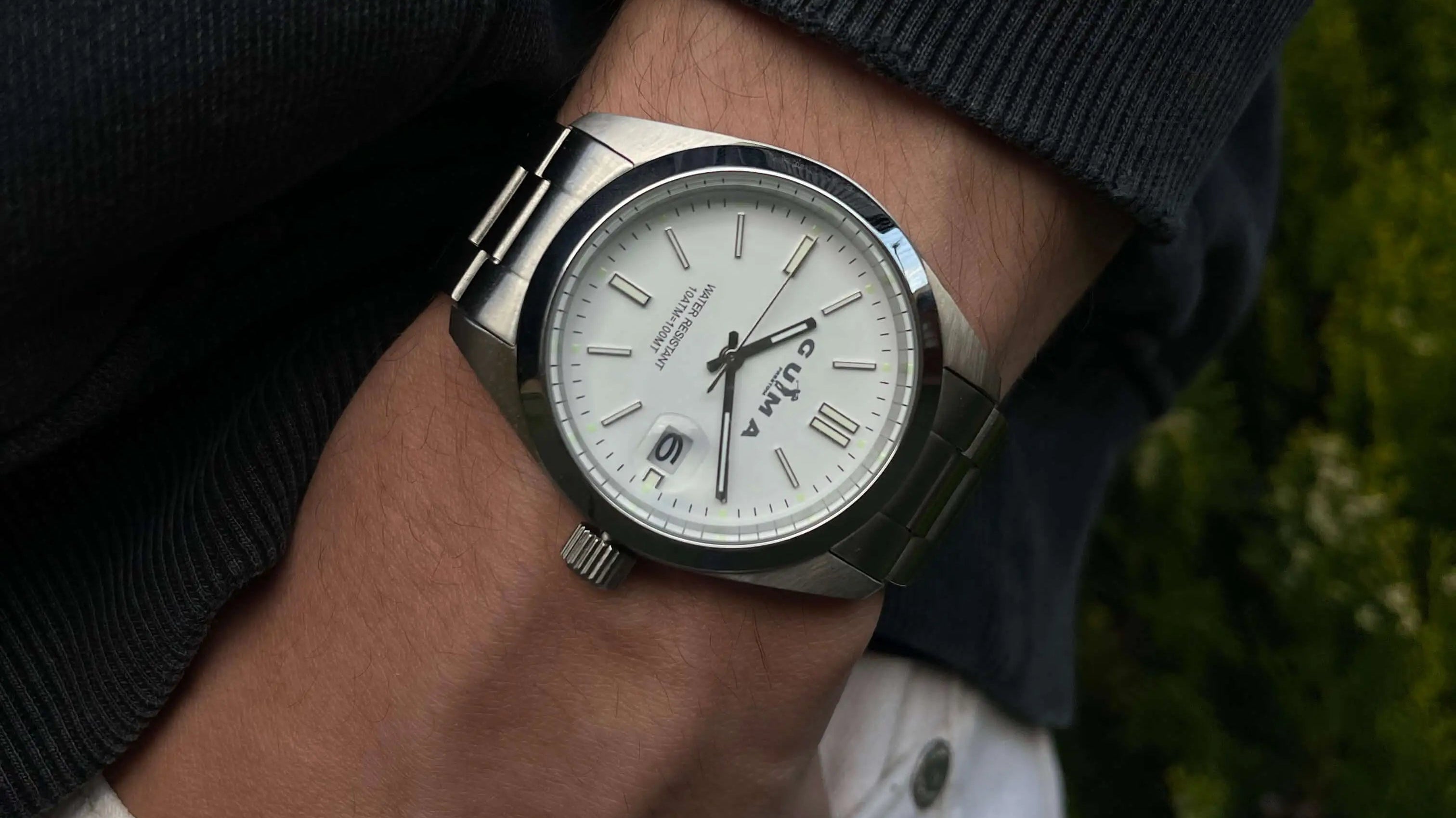 Usando un reloj GUMA, mostrando su diseño elegante en el día a día